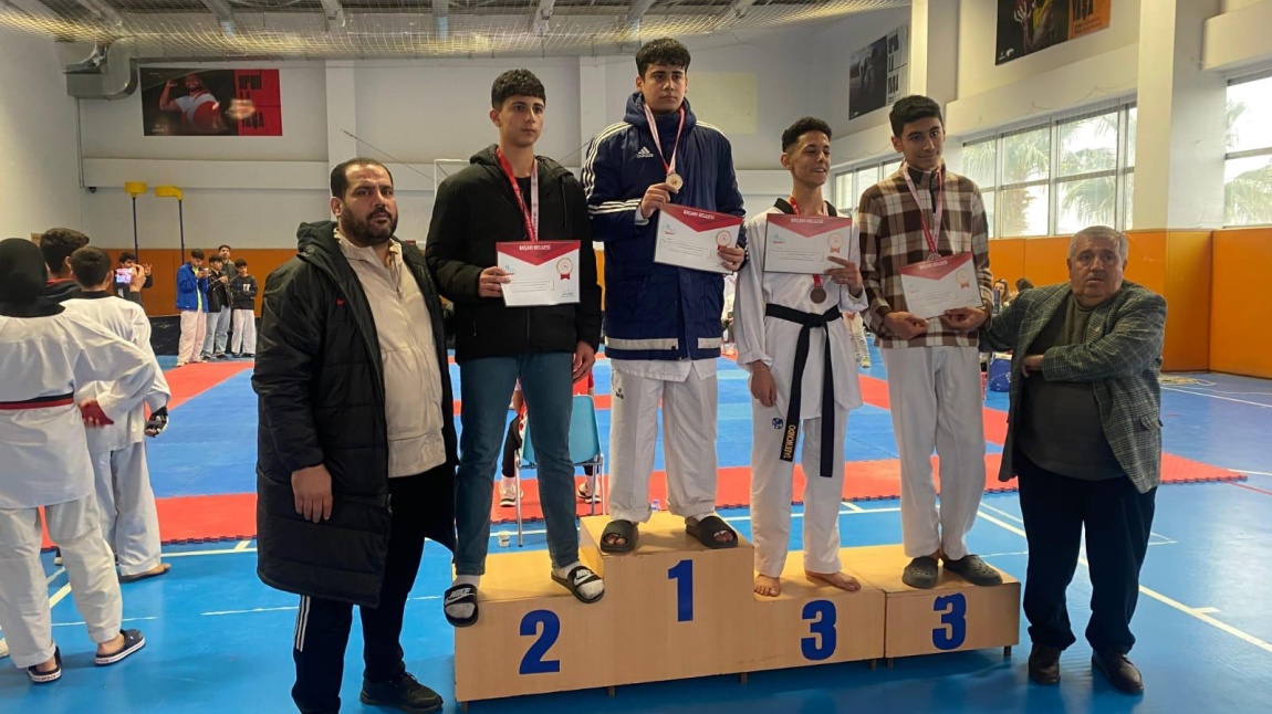 Öğrencimiz 12/C sınıfından Seyit Abdülkadir ŞİMŞEK Okullar arası taekwondo grup müsabakalarında birinci olmuştur.